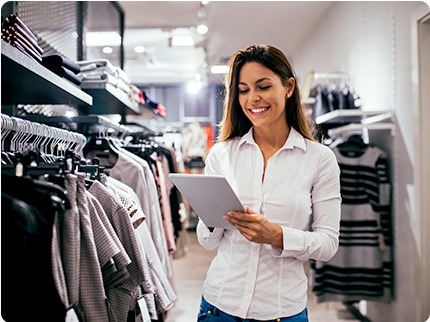 Femme utilisant YOOBIC